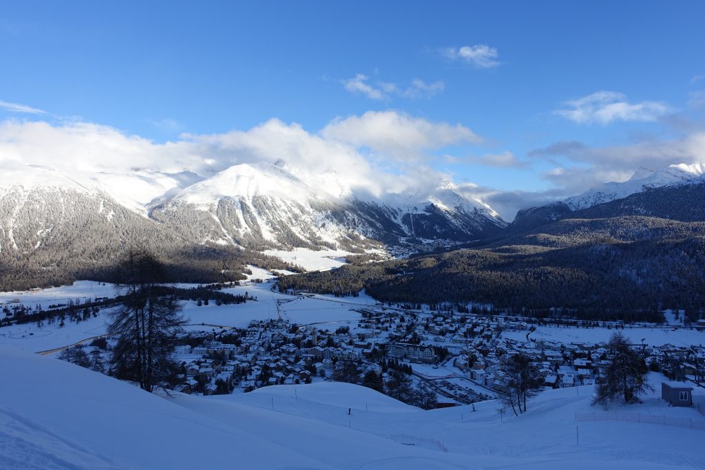 Talabfahrt von der Corviglia - mit Blick auf St. Moritz